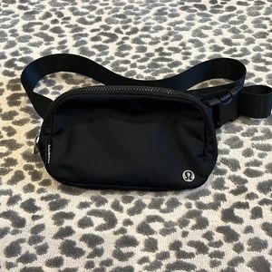 Lululemon Everywhere Belt Bag 1L black